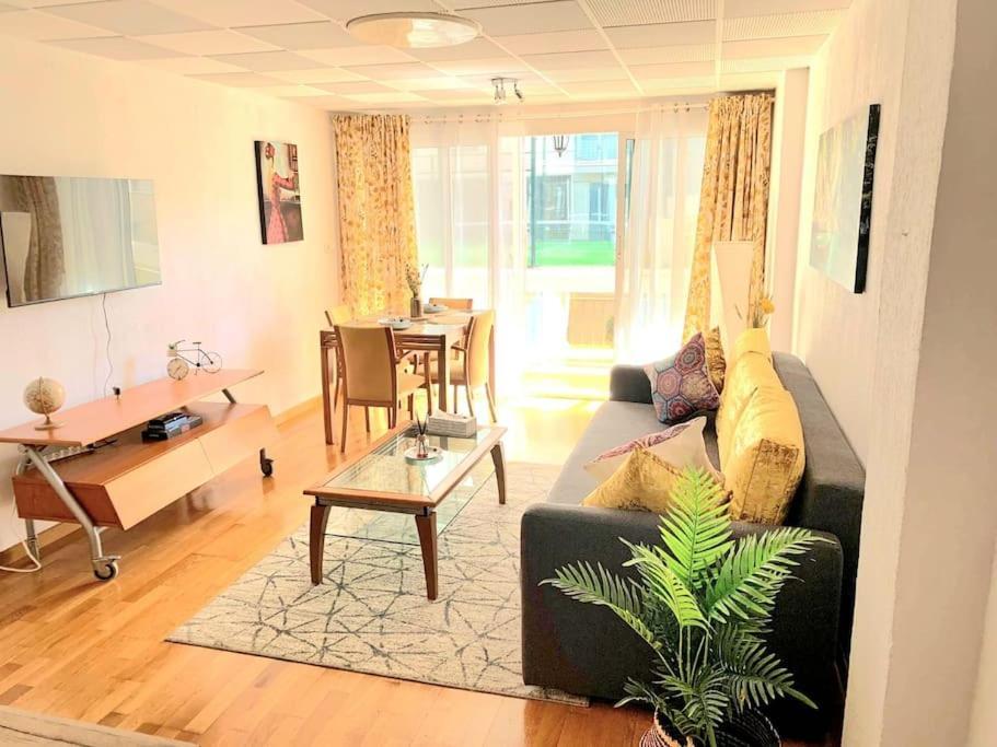 Cozy 3br: Ac & Park, 4min Walk, Golf 15 Min Apartment *