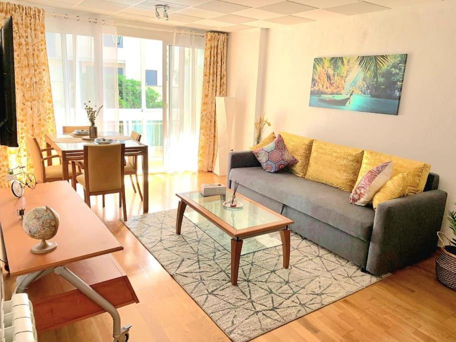 Apartment Cozy 3br: Ac & Park, 4min Walk, Golf 15 Min